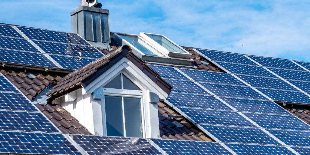 Solaranlage auf dem Dach muss so ausgerichtet sein, dass sie Nachbarn nicht unzumutbar blendet