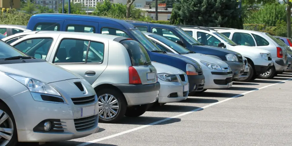 Stellplatzmietvertrag in der Regel nicht separat vom Wohnraummietvertrag kündbar